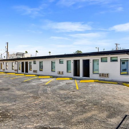 Studios On Fourth McAllen Bagian luar foto